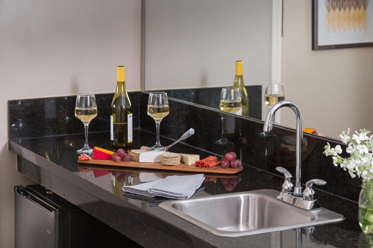 | Meadowbrook Inn