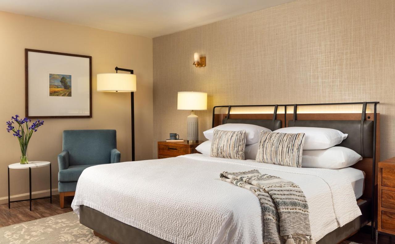 | Meadowbrook Inn