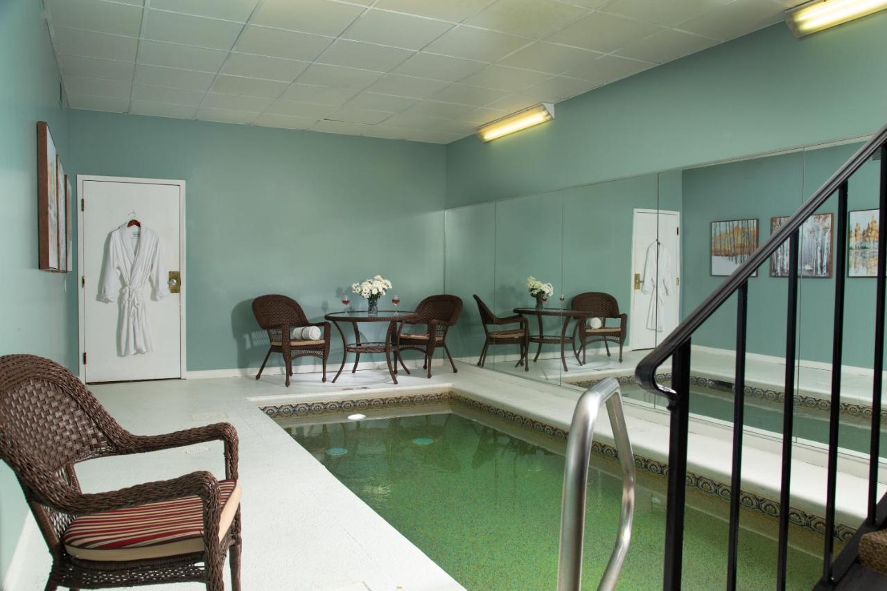 Suite with Private Pool at Meadowbrook Inn