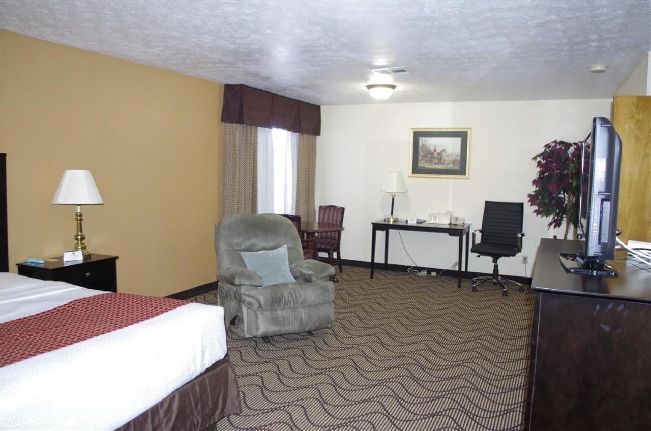 King Suite - Non-Smoking at Best Western Campbellsville Inn