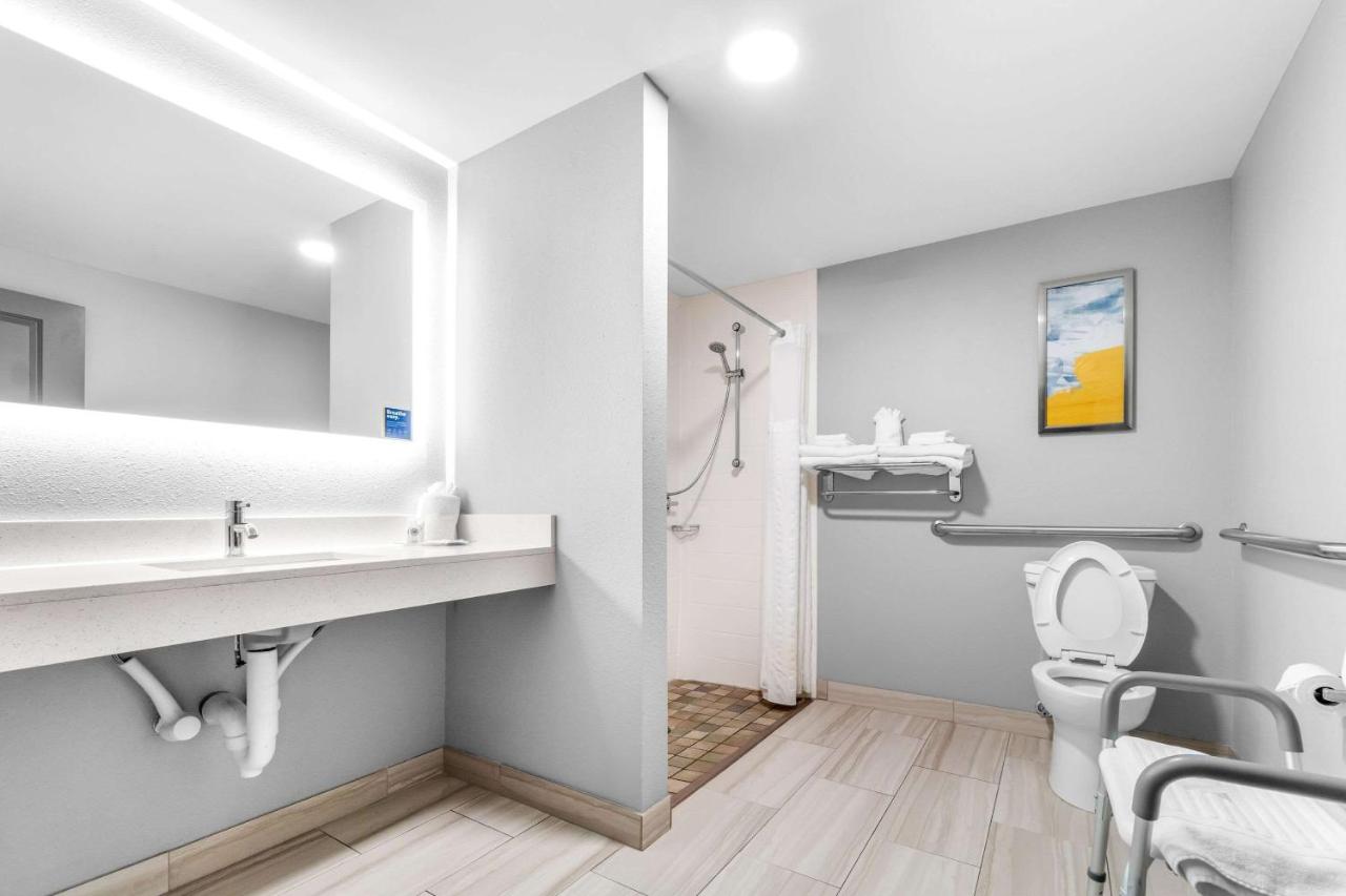 King Suite with City View - Accessible/Non-Smoking at Comfort Suites Jackson I-40