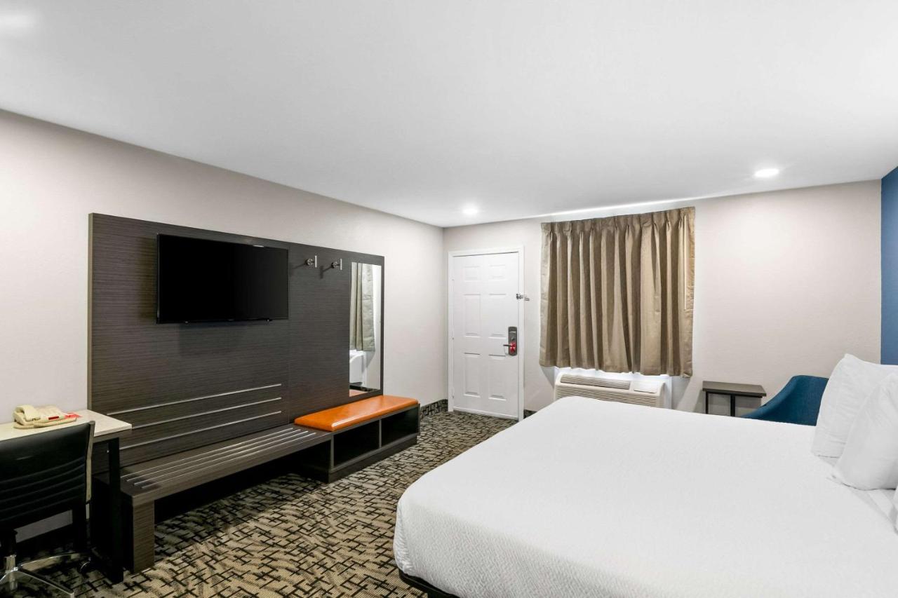 | Days Inn by Wyndham Bethel - Danbury