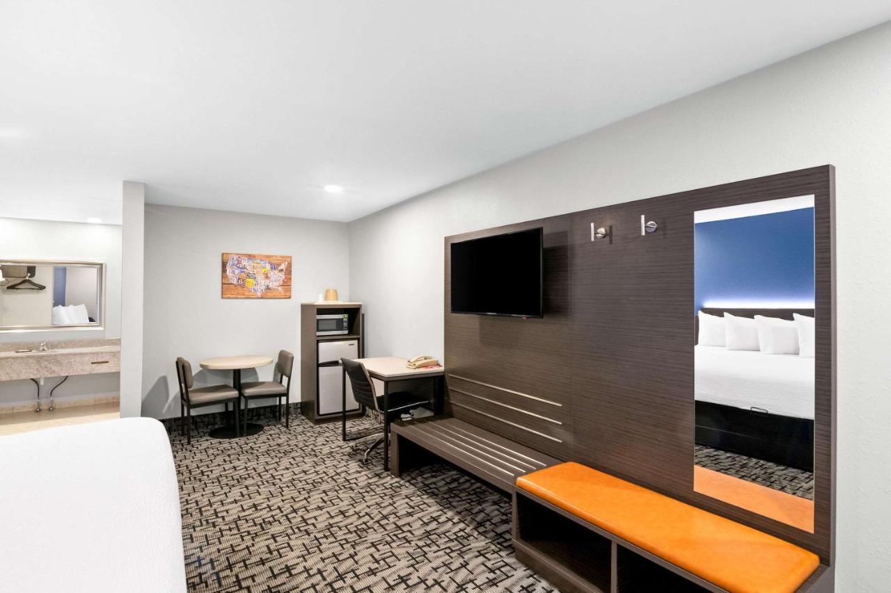 | Days Inn by Wyndham Bethel - Danbury
