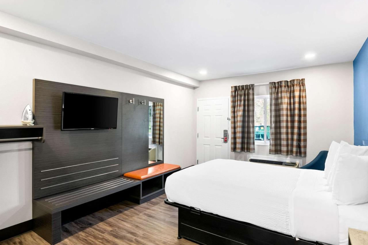 | Days Inn by Wyndham Bethel - Danbury
