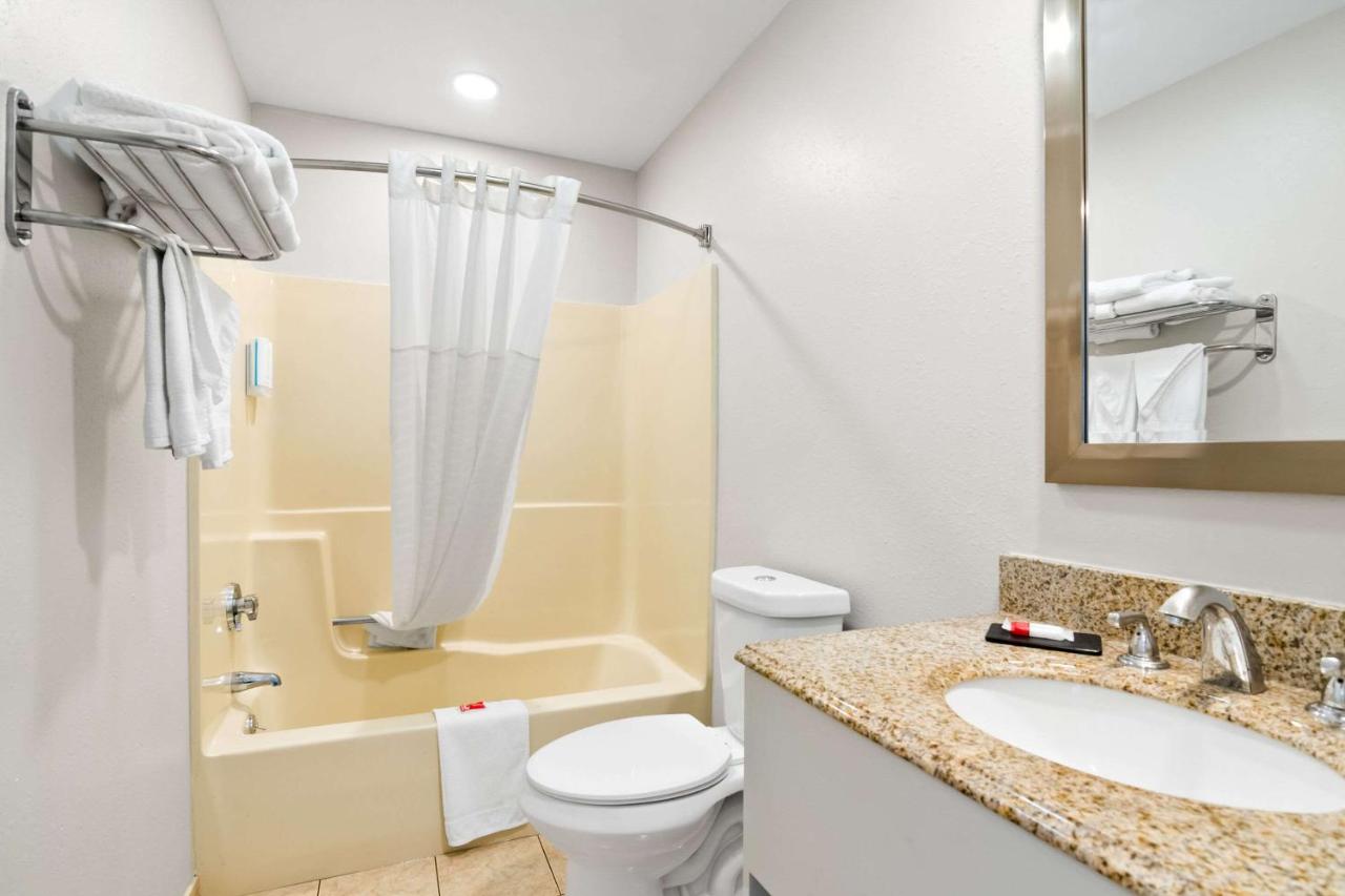 | Days Inn by Wyndham Bethel - Danbury