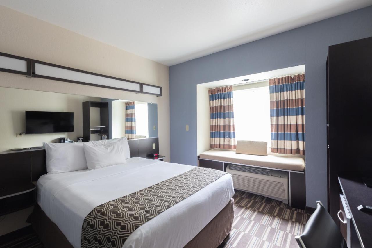 Queen Room - Non-Smoking at Microtel Inn & Suites by Wyndham Waynesburg