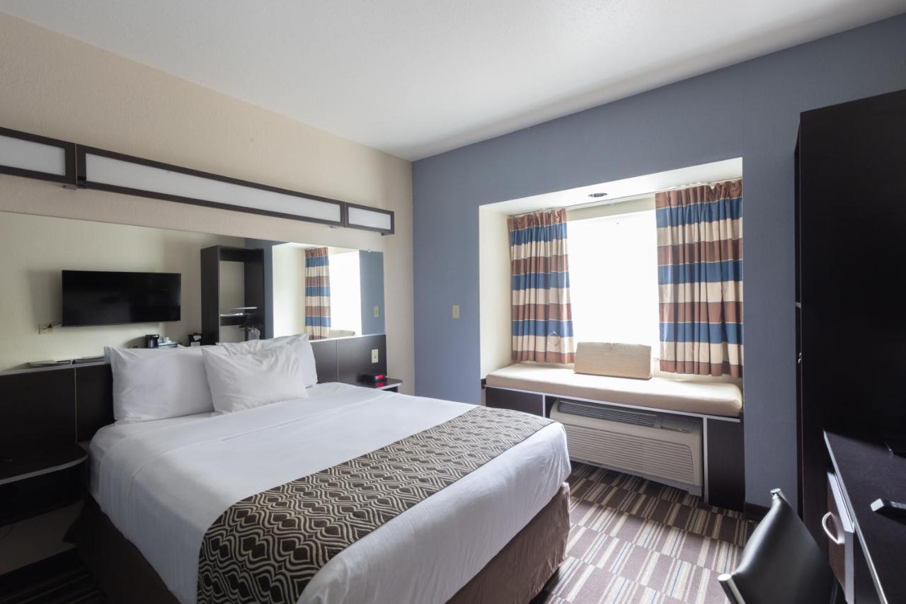Queen Room - Non-Smoking at Microtel Inn & Suites by Wyndham Waynesburg
