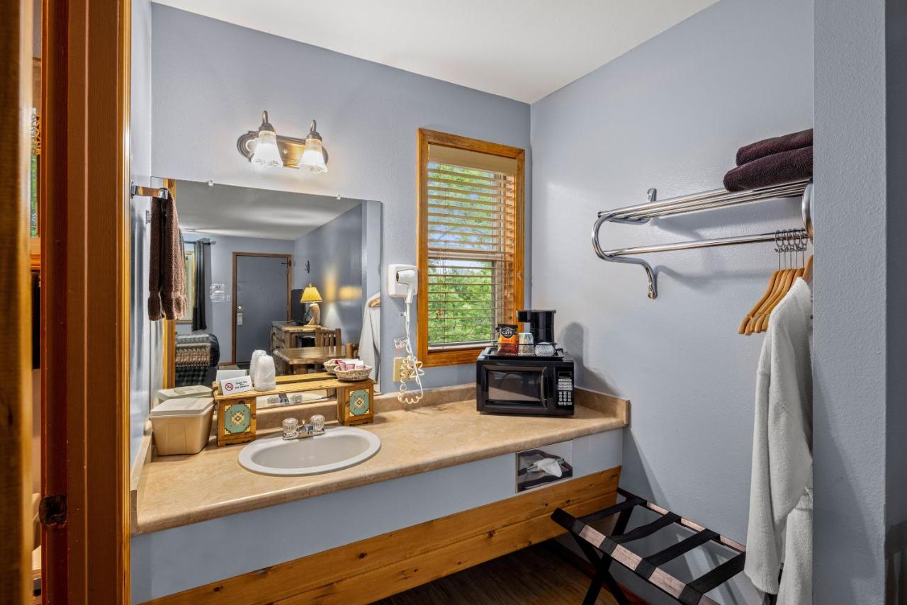 | The Lookout Lodge
