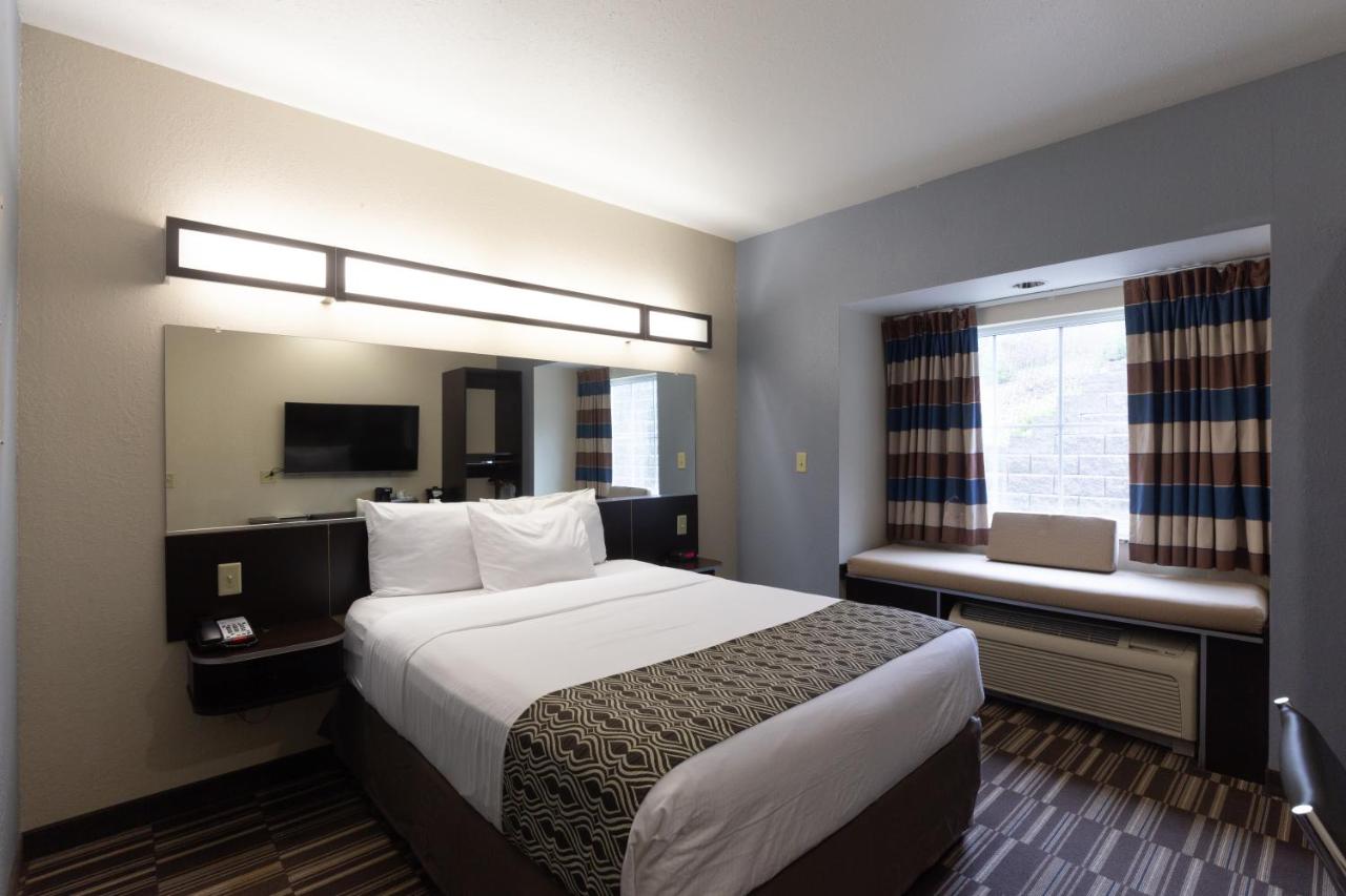 Queen Room - Non-Smoking at Microtel Inn & Suites by Wyndham Waynesburg