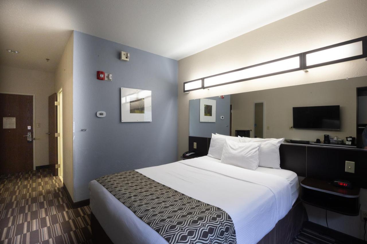 Queen Room with Bath Tub - Mobility Accessible/Non-Smoking at Microtel Inn & Suites by Wyndham Waynesburg