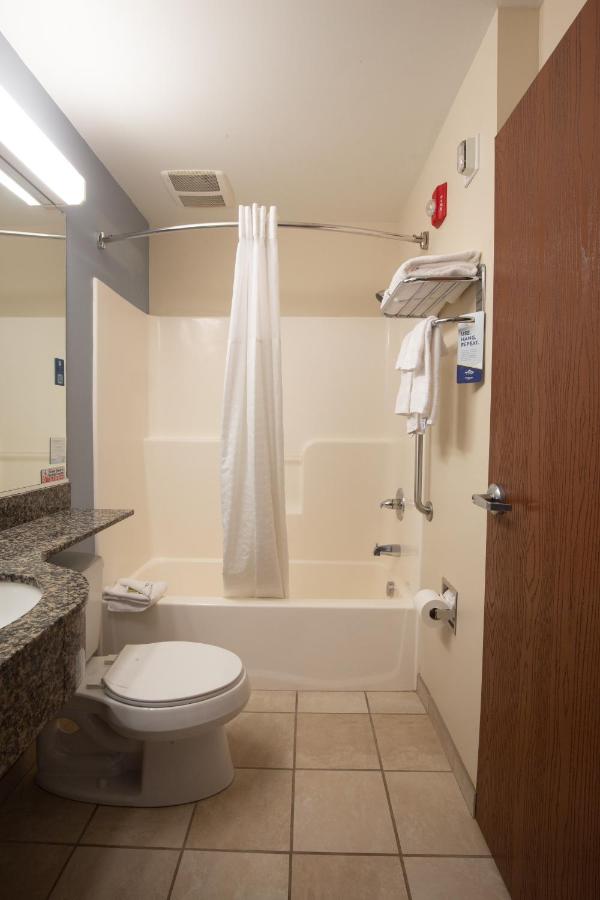 Queen Room with Bath Tub - Mobility Accessible/Non-Smoking at Microtel Inn & Suites by Wyndham Waynesburg