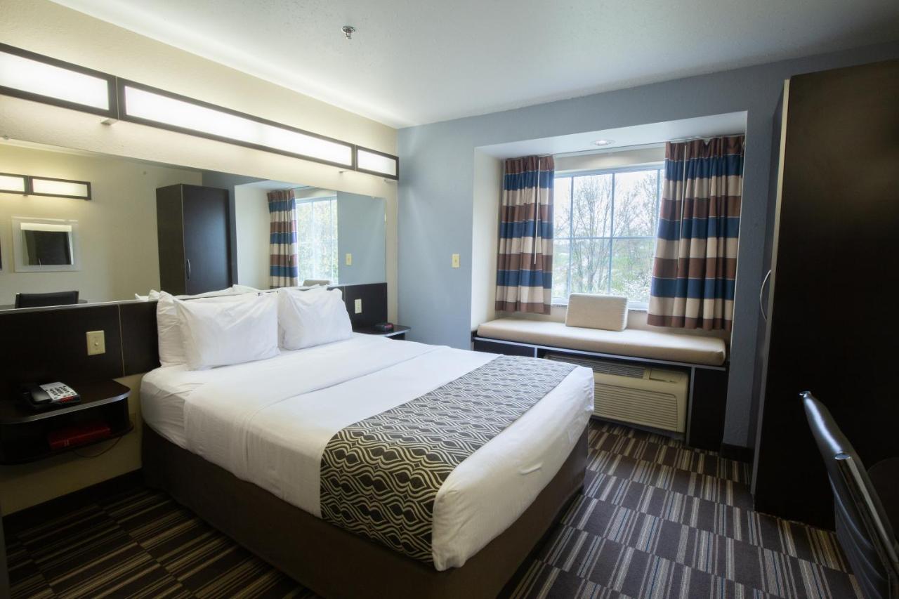 Queen Room - Non-Smoking at Microtel Inn & Suites by Wyndham Waynesburg