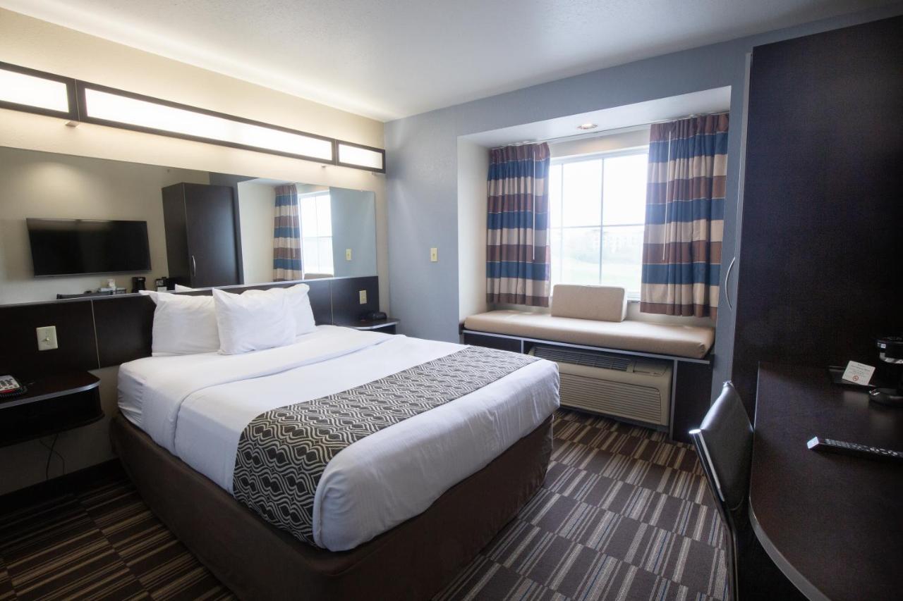 Queen Room with Bath Tub - Mobility Accessible/Non-Smoking at Microtel Inn & Suites by Wyndham Waynesburg