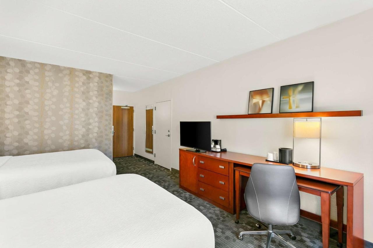 Double Room with Two Double Beds and Roll-In Shower - Mobility/Hearing Accessible at Sonesta Select Greenbelt College Park