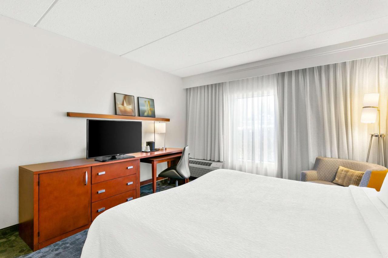 King Room with Tub - Mobility/Hearing Accessible at Sonesta Select Greenbelt College Park