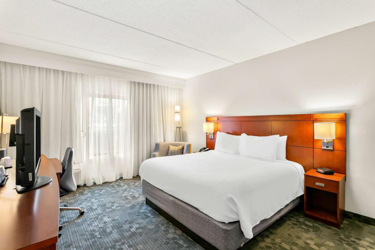King Room with Tub - Mobility/Hearing Accessible at Sonesta Select Greenbelt College Park