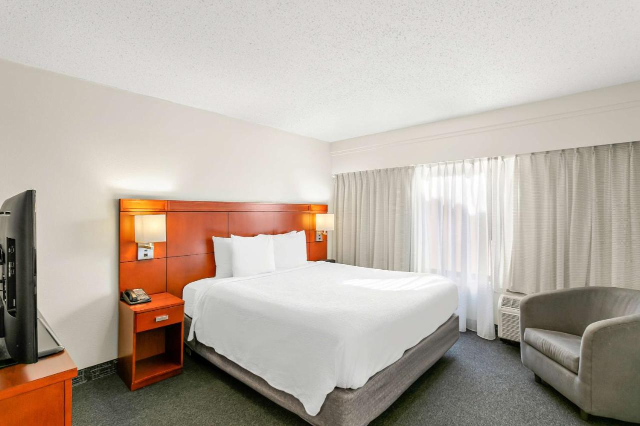 One-Bedroom King Suite at Sonesta Select Greenbelt College Park