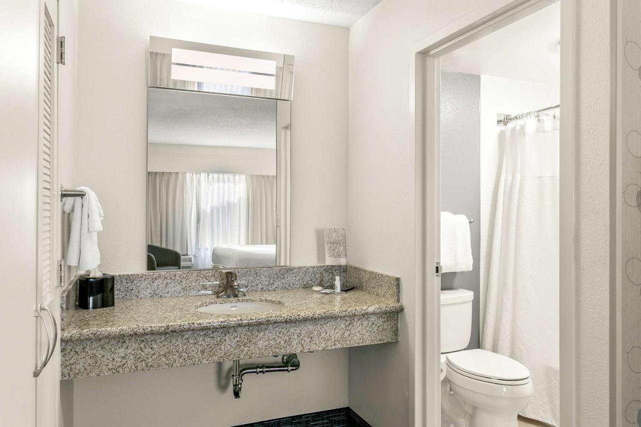 Queen Room with Two Queen Beds at Sonesta Select Greenbelt College Park
