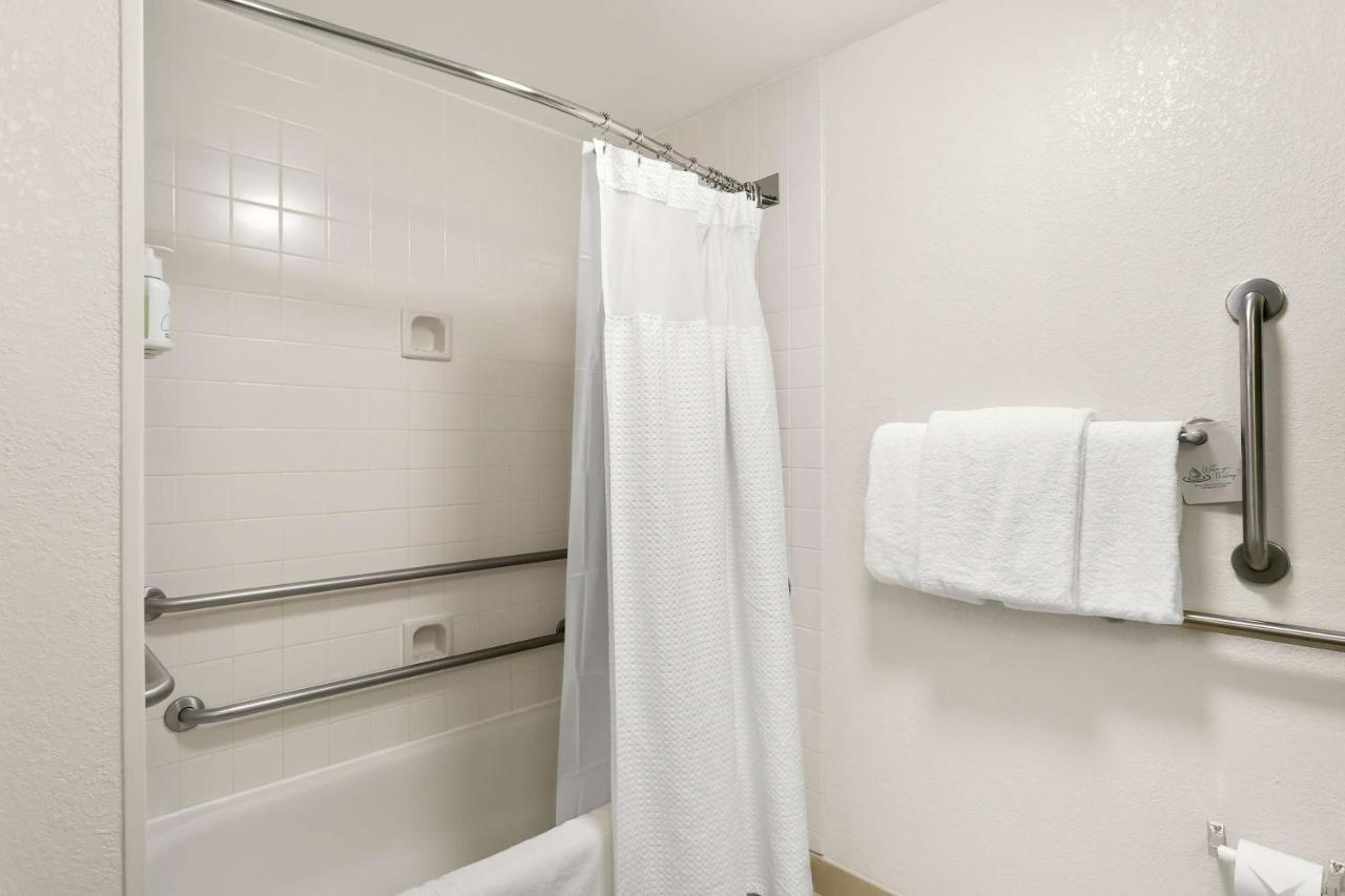 Double Room with Two Double Beds and Tub - Mobility/Hearing Accessible at Sonesta Select Greenbelt College Park