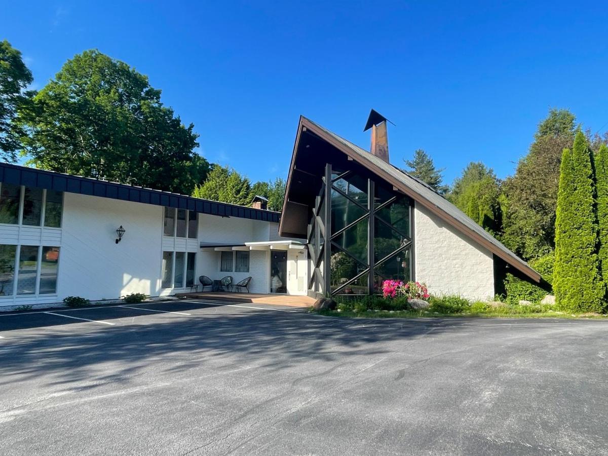 | Toll Road Inn