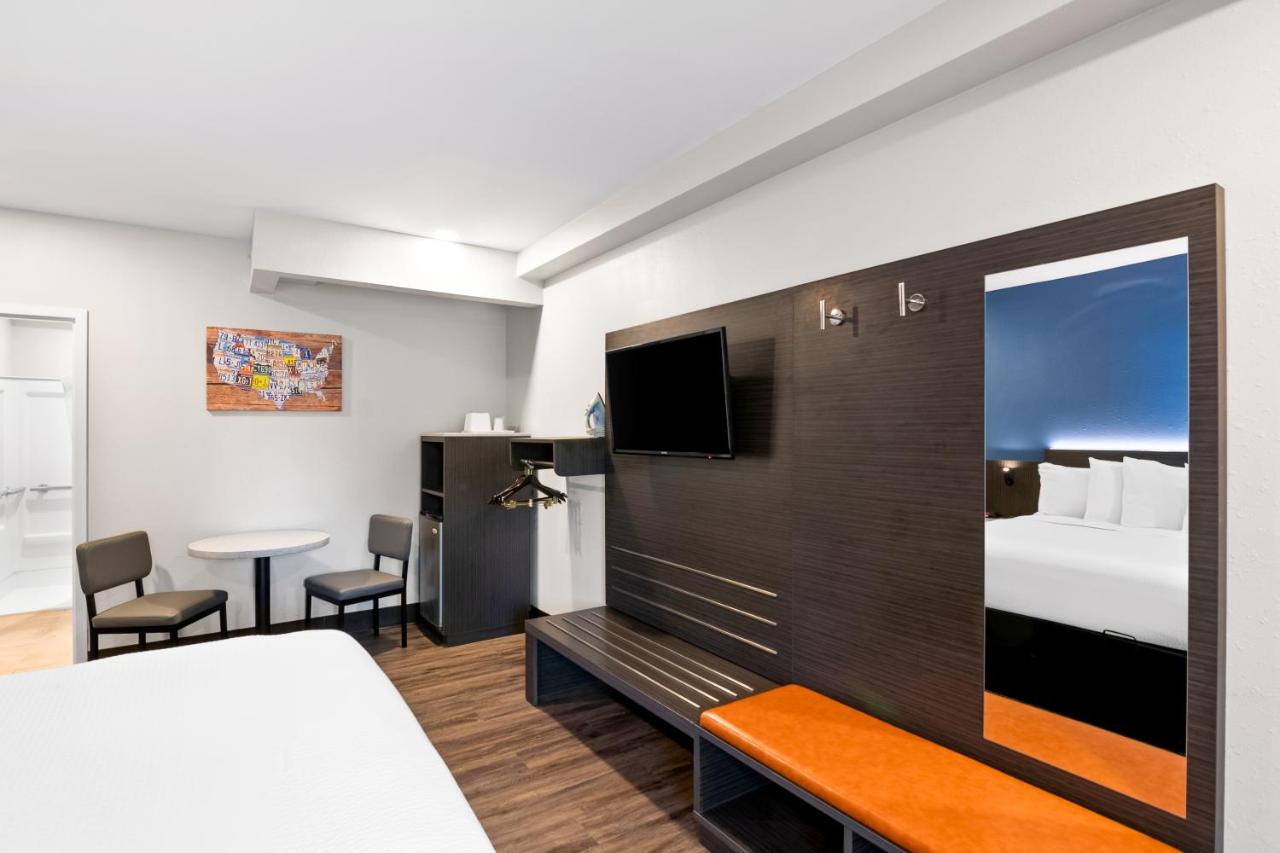 | Days Inn by Wyndham Bethel - Danbury