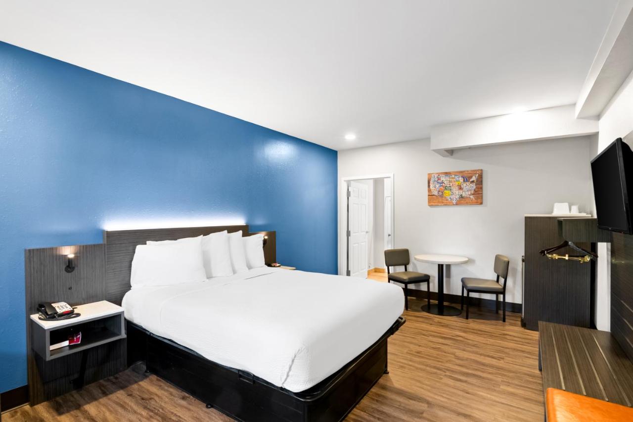 | Days Inn by Wyndham Bethel - Danbury