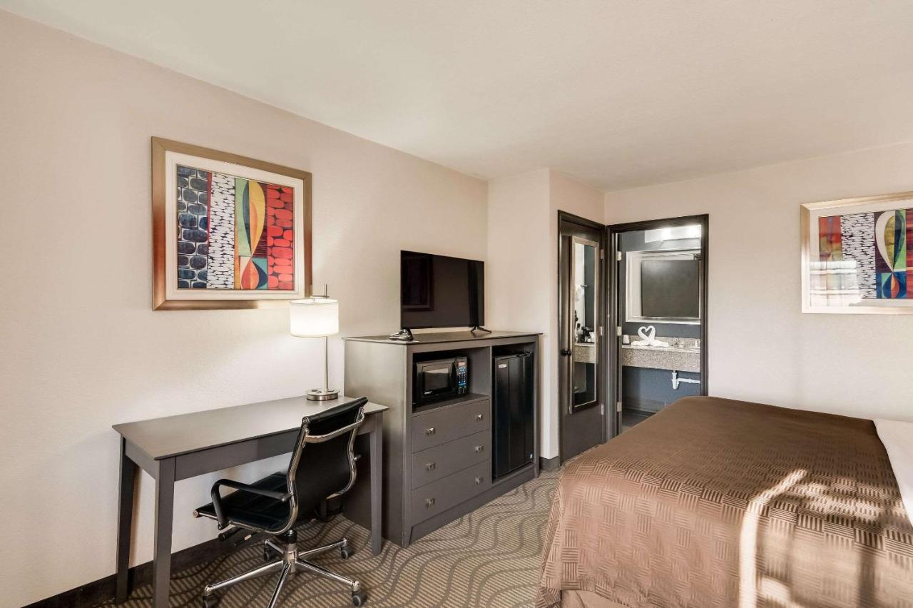 King Room - Non-Smoking at Clarion Inn & Suites Russellville I-40