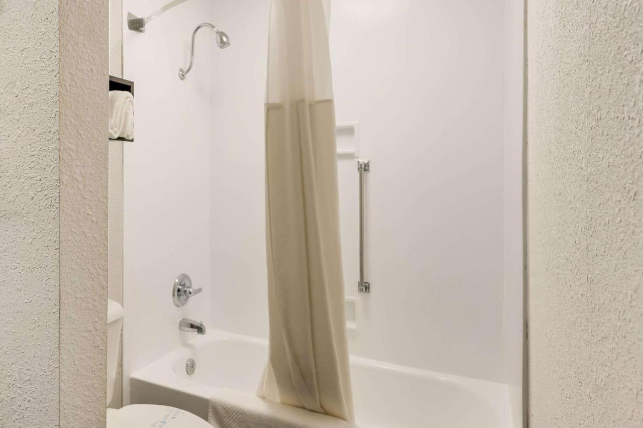King Suite with Jacuzzi - Non-Smoking at Clarion Inn & Suites Russellville I-40