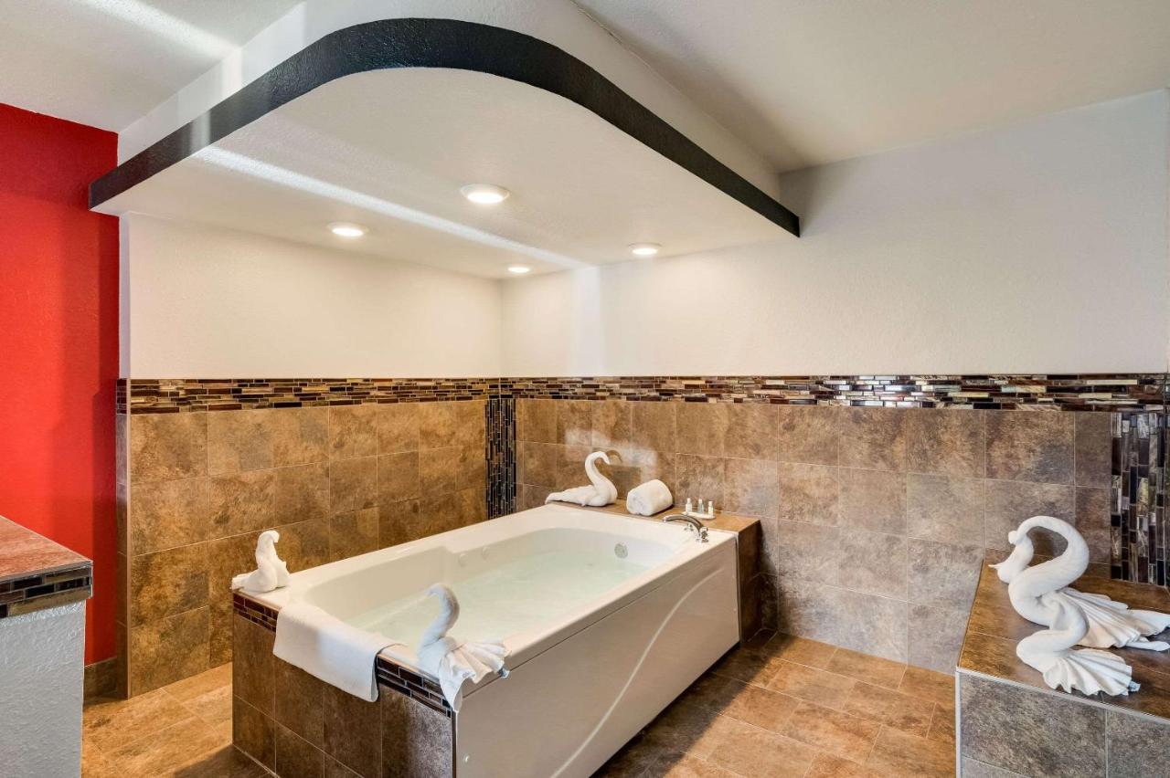 King Suite with Jacuzzi - Non-Smoking at Clarion Inn & Suites Russellville I-40
