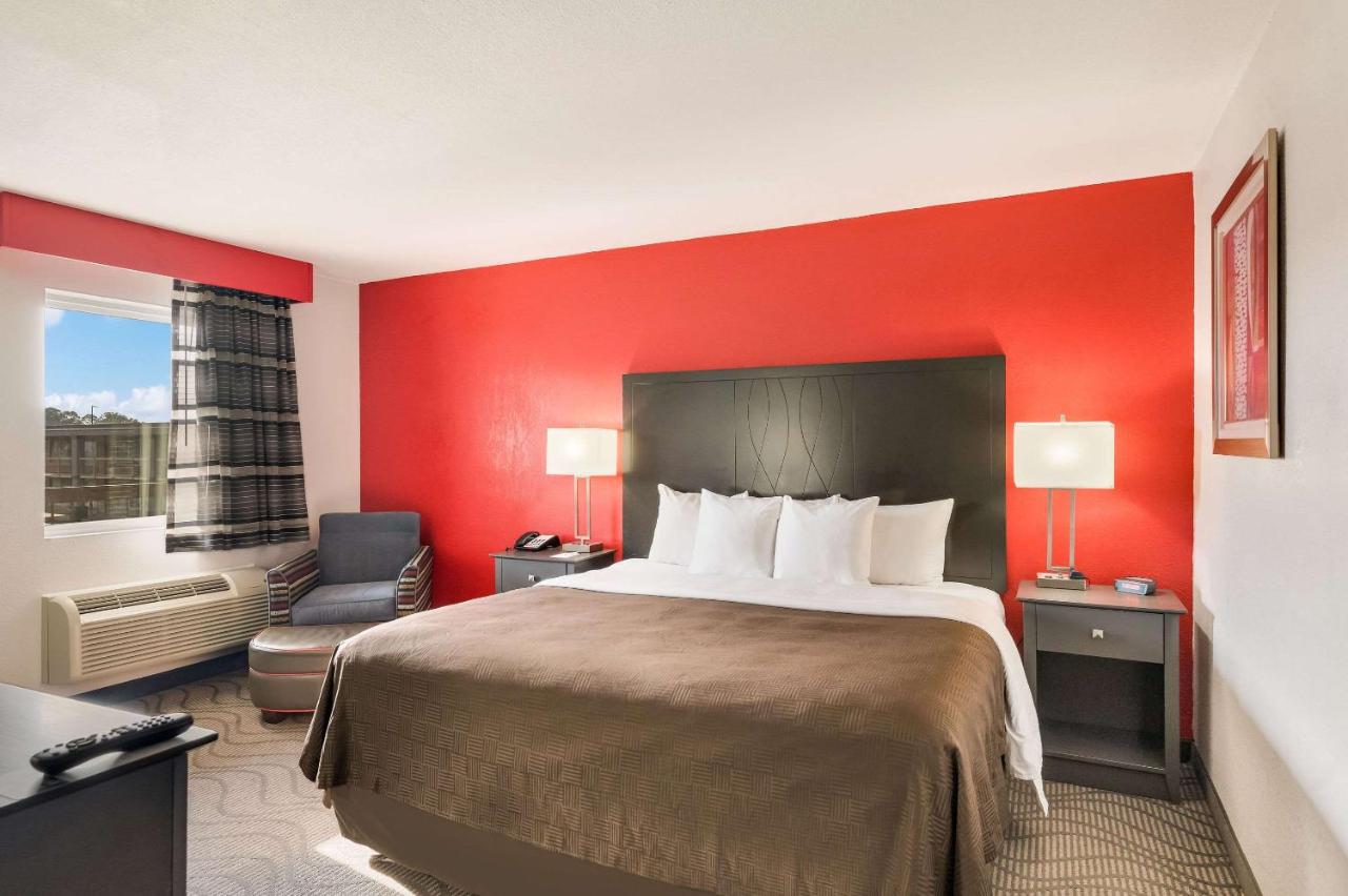 King Suite with Jacuzzi - Non-Smoking at Clarion Inn & Suites Russellville I-40