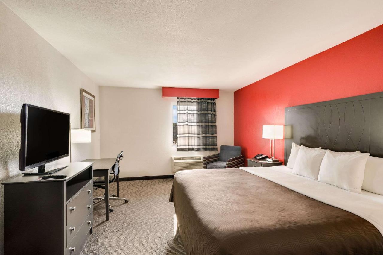 King Suite with Jacuzzi - Non-Smoking at Clarion Inn & Suites Russellville I-40