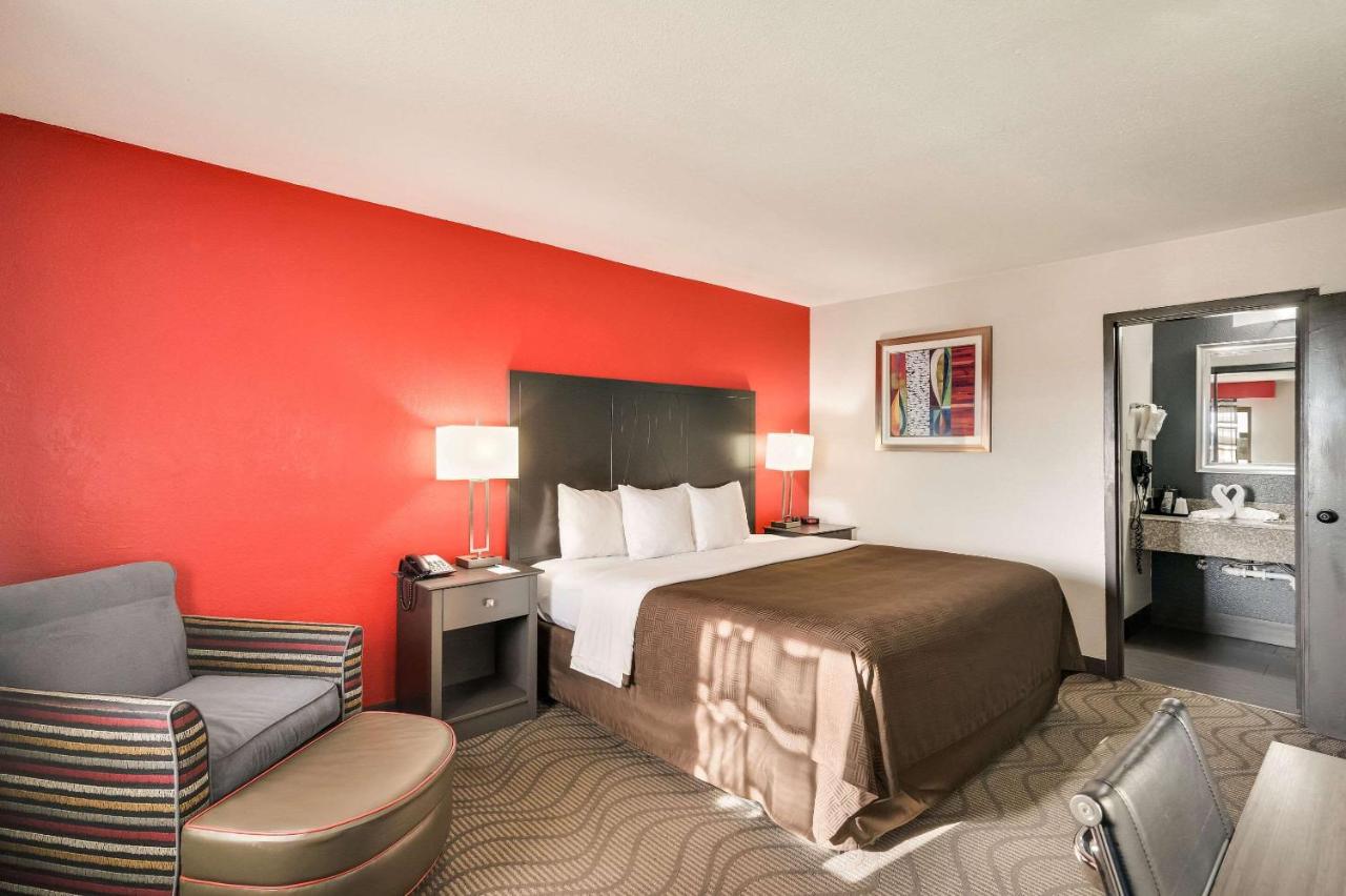 King Suite with Jacuzzi - Non-Smoking at Clarion Inn & Suites Russellville I-40