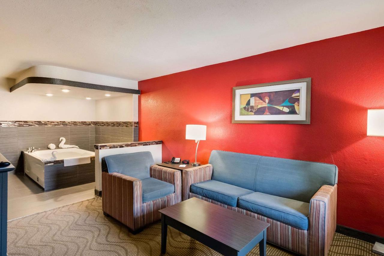 Queen Suite with Two Queen Beds and Jacuzzi - Non-Smoking at Clarion Inn & Suites Russellville I-40