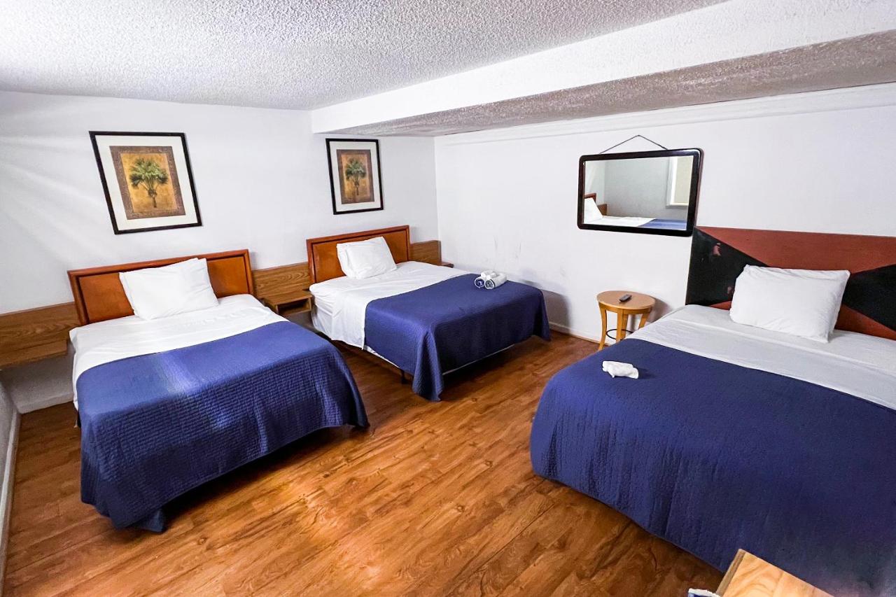 3 Full Bed at Crepe Myrtle by OYO 
