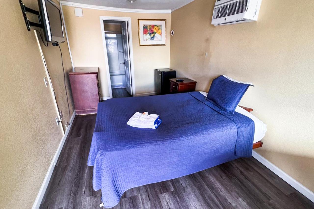 Single Room at Crepe Myrtle by OYO 