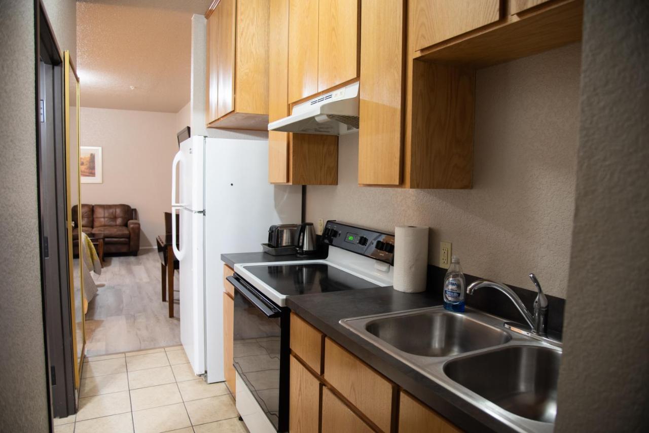 Deluxe Queen Suite at Premium Inn and Suites