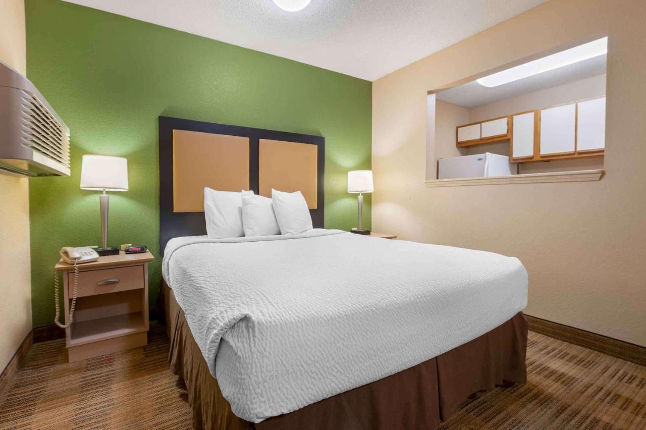 Deluxe Studio - Non-Smoking - Disability Access at Extended Stay America Select Suites Atlanta Kennesaw