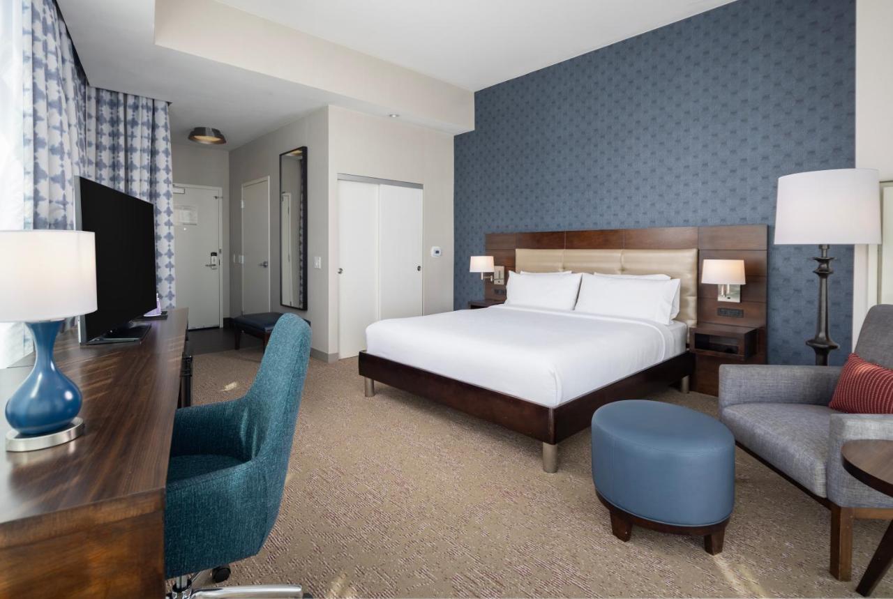 Corner King Room at Hilton Garden Inn Washington DC/Georgetown Area