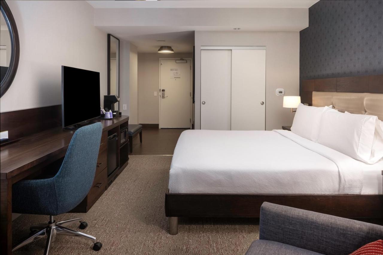King Room with Roll-In Shower - Disability Access at Hilton Garden Inn Washington DC/Georgetown Area