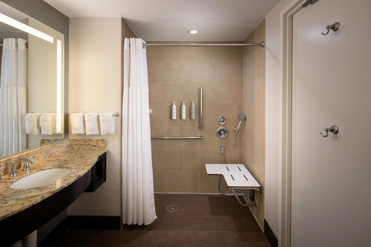 King Room with Roll-In Shower - Disability Access at Hilton Garden Inn Washington DC/Georgetown Area