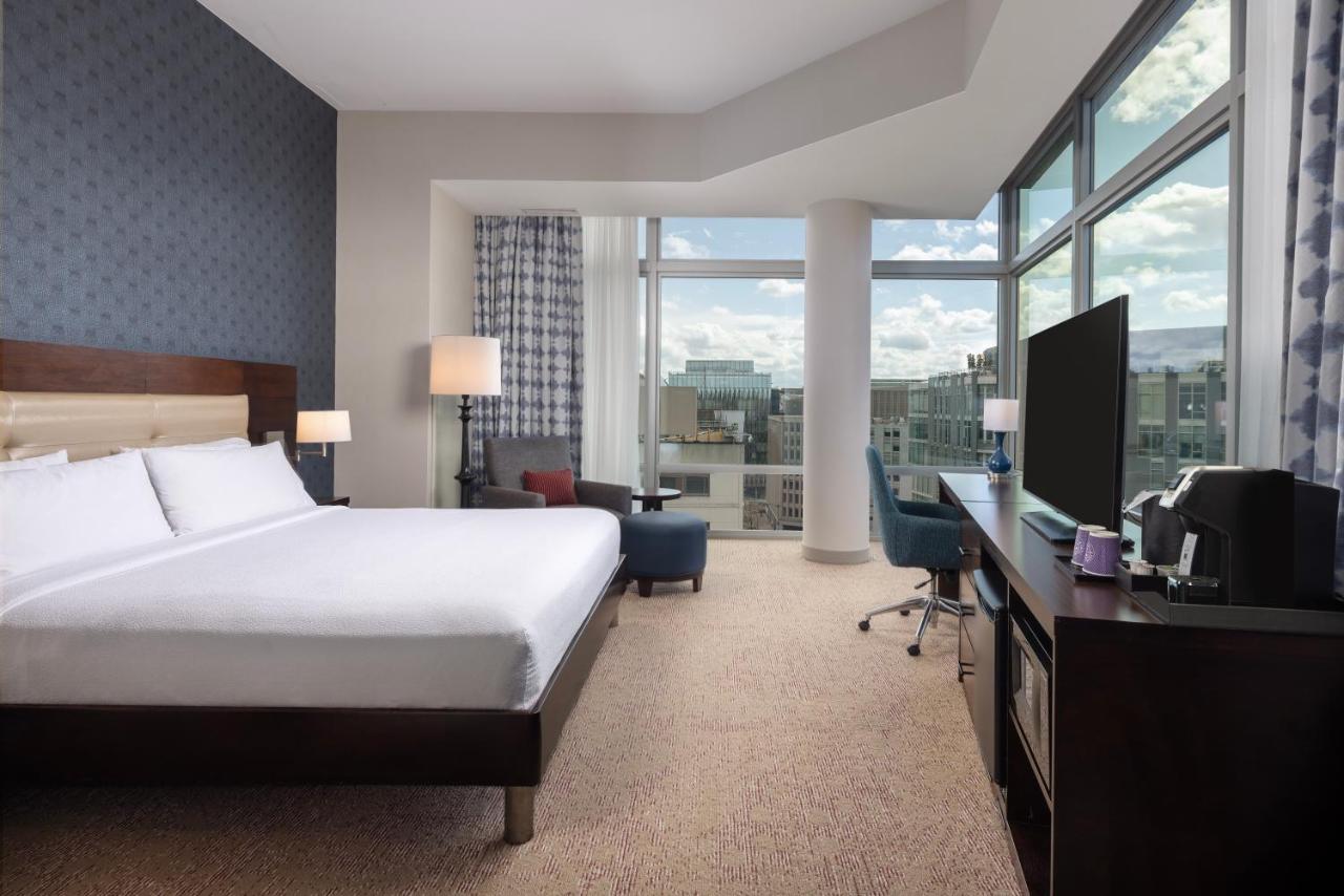 Corner King Room at Hilton Garden Inn Washington DC/Georgetown Area