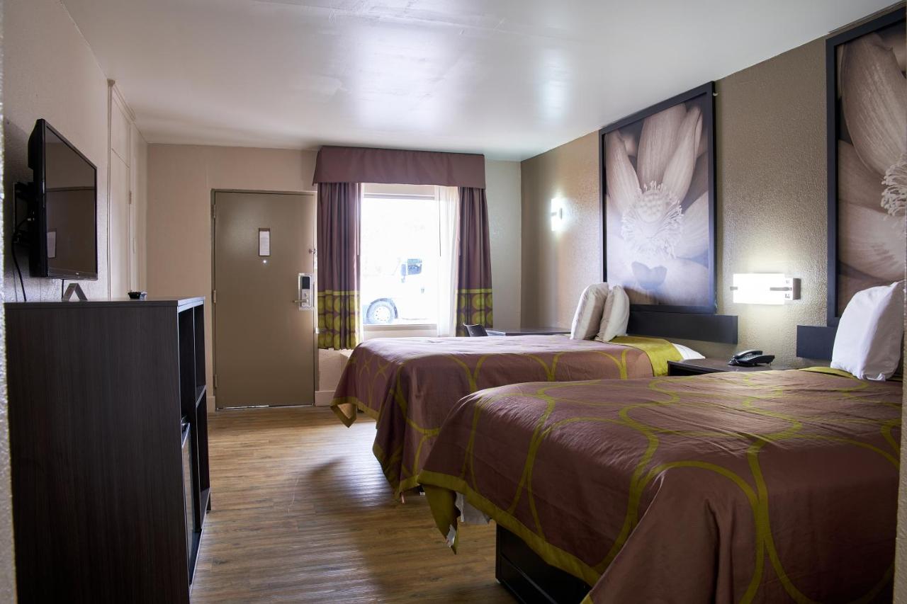 | Super 8 by Wyndham Garysburg/Roanoke Rapids