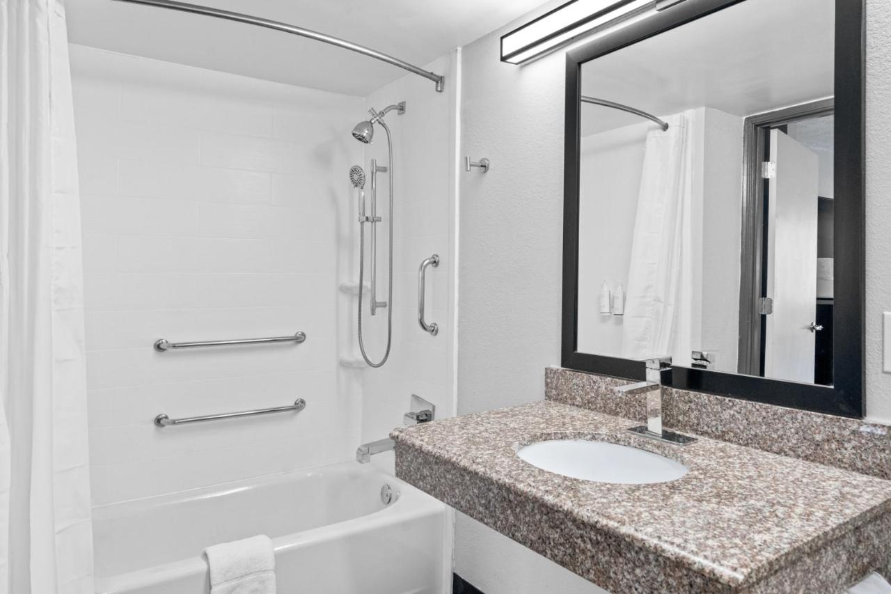 King Room - Accessible/Non-Smoking at Auburn Lodge Near University
