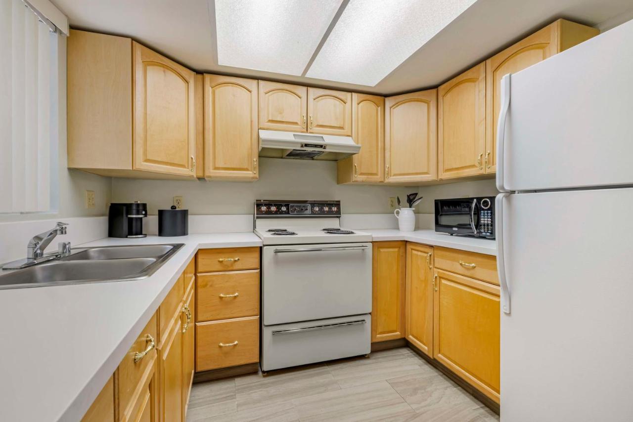 | Best Western Plus Palm Desert Resort