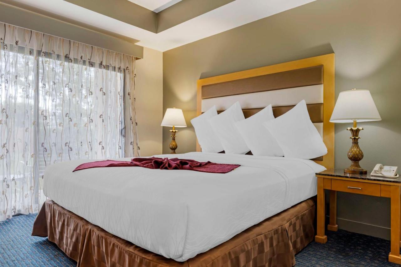 King Suite - Disability Access Roll in Shower at Best Western Plus Palm Desert Resort