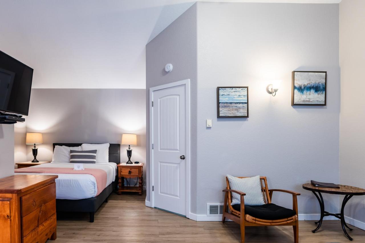 Queen Room with Spa at Inn at Haystack Rock
