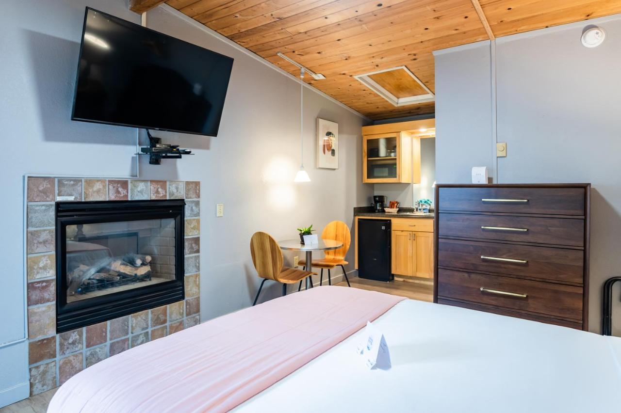 Queen Room at Inn at Haystack Rock