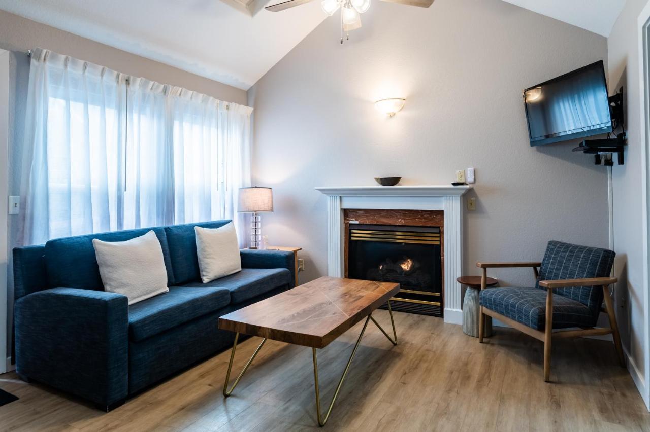 One Bedroom Suite with Spa at Inn at Haystack Rock
