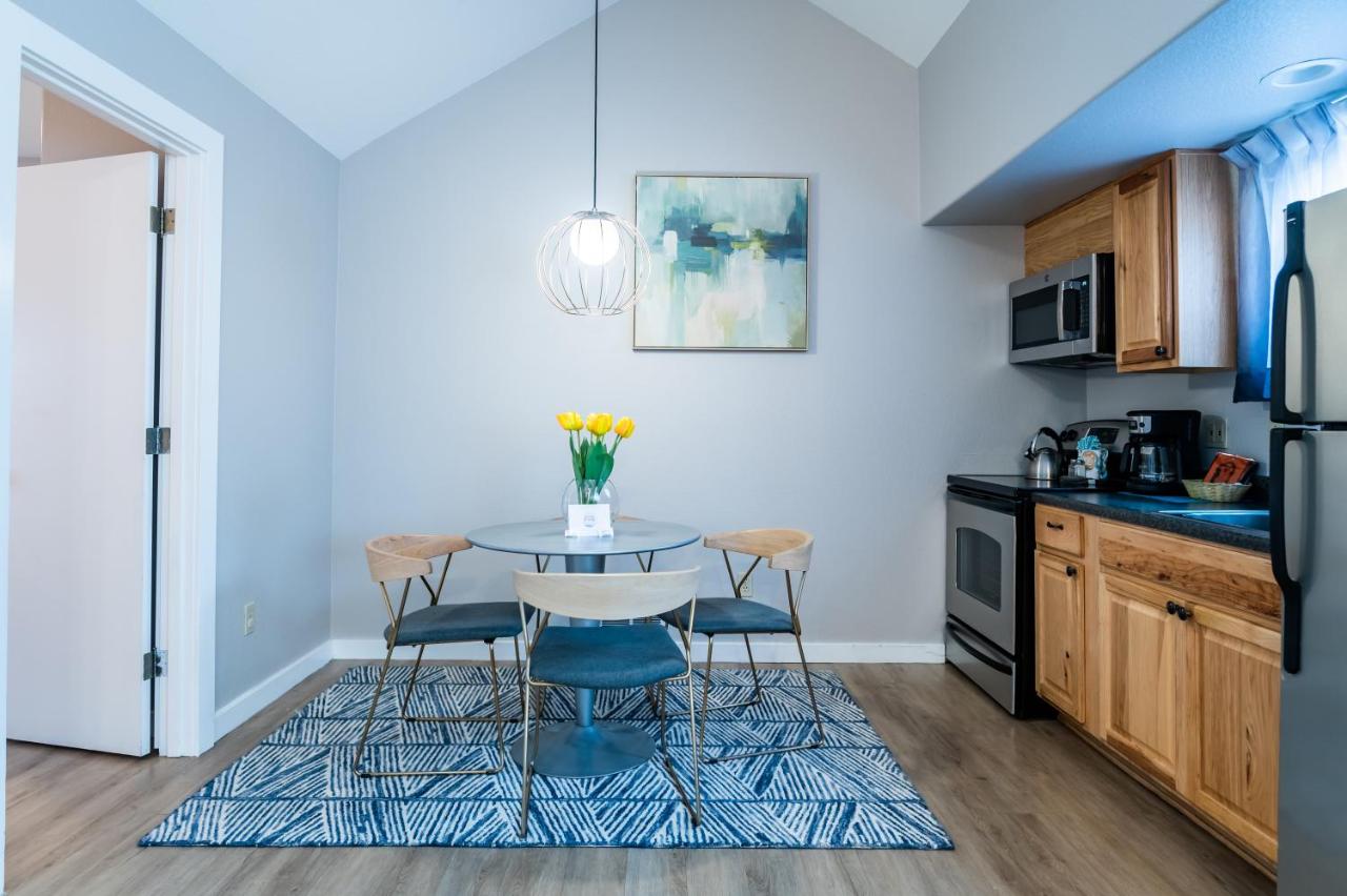 One Bedroom Suite with Spa at Inn at Haystack Rock