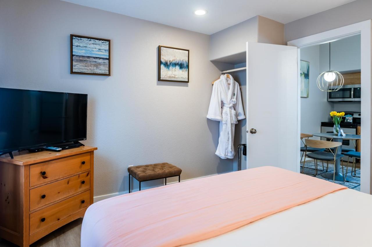 One Bedroom Suite with Spa at Inn at Haystack Rock